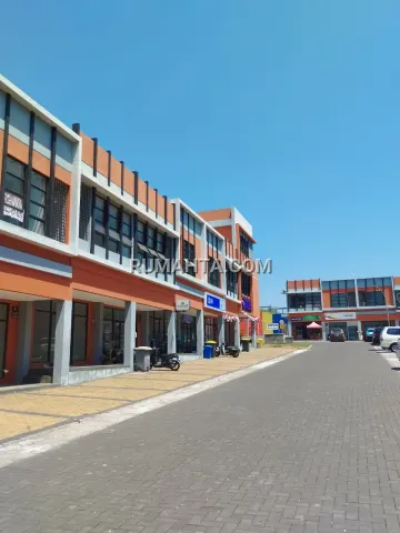 Ruko Makassar Lebar 5 Siap Pakai Lokasi Strategis depan Mall Summarecon Makassar