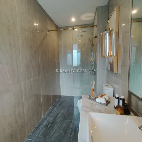 Jual Rumah 3 Lantai Posisi Hook Lebar 12 Type Morizen Summarecon Makassar