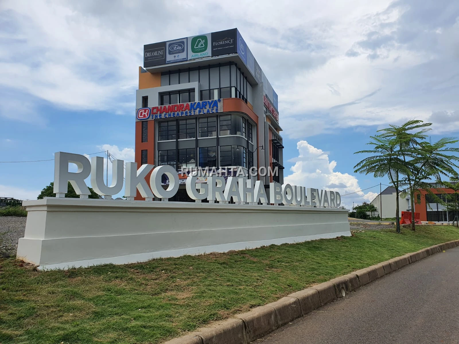 Ruko 2 Lantai siap pakai depan Mall Summarecon Makassar Ruko Graha Boulevard