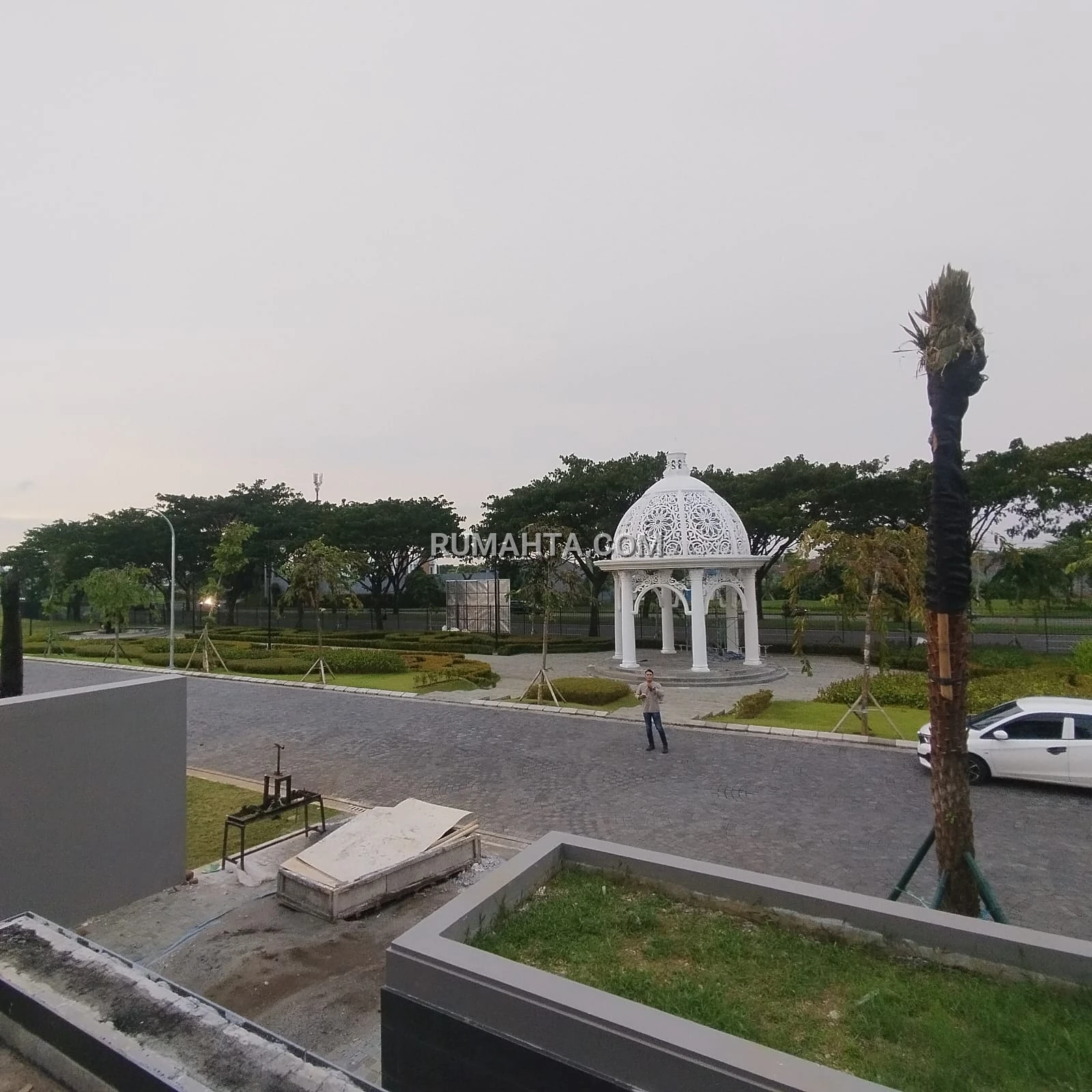Rumah Mewah Summarecon Royal Jade dilengkapi dengan Lift dan Kolam Renang dalam