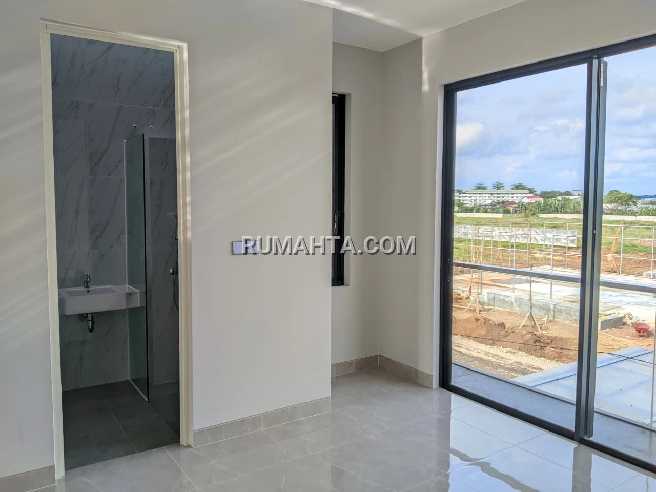 Rumah Dekat Kampus Unhas Tamalanrea Lengkap Dengan Attic Room & Rooftop, Promo Free PPN!