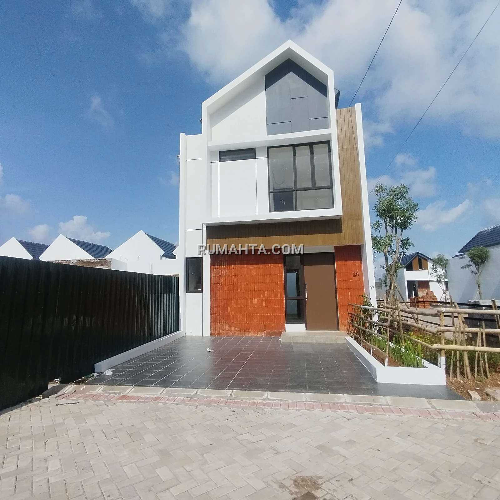 Rumah dijual dekat Kampus Ukip & Kantor Imigrasi Daya 2 Lantai Hanya 855 Jutaan