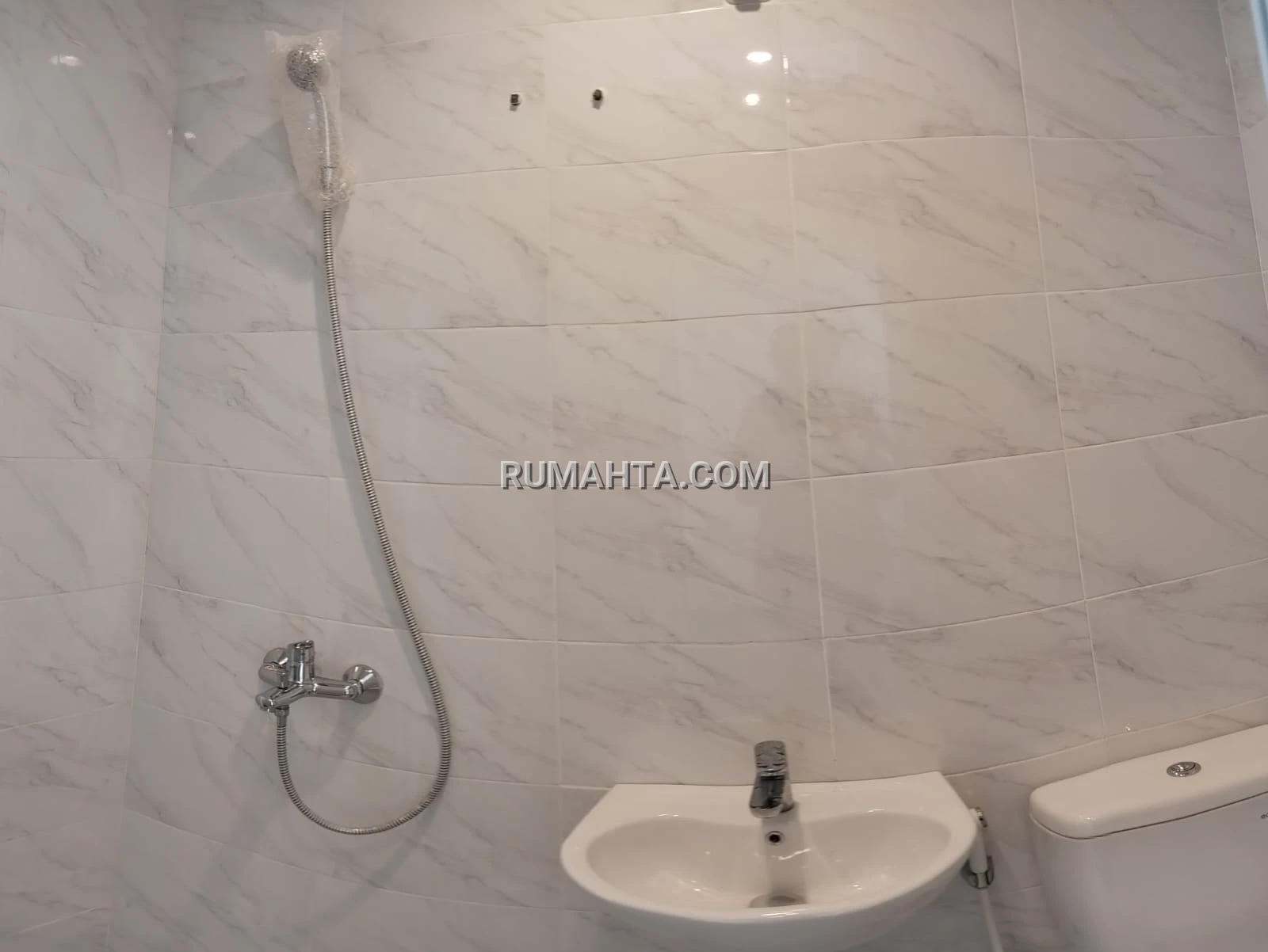 Rumah Dekat Gerbang Btp, Kampus Unhas & Jalan Tol - Promo Free PPN