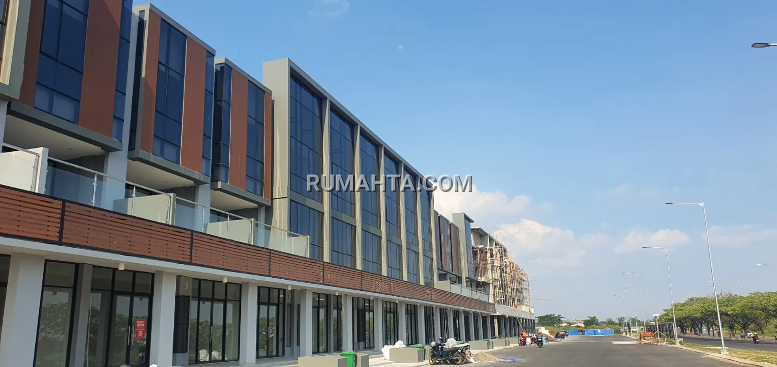 Ruko 3 Lantai di Perintis Tamalanrea Lengkap Dengan Balkon, Siap Pakai & Free PPN